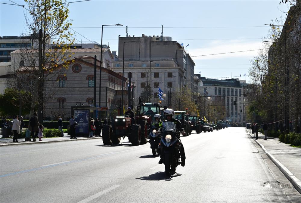 Αποχώρησαν με κόρνες και επευφημίες οι αγρότες με τα τρακτέρ από το Σύνταγμα