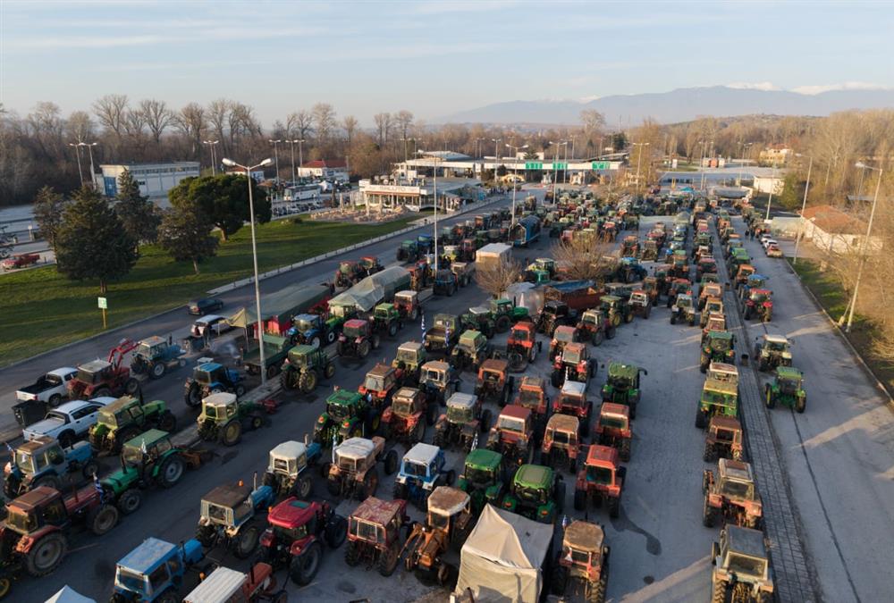 Πολύωροι αποκλεισμοί των αγροτών σε τελωνεία και δρόμους - Γέμισε εκατοντάδες τρακτέρ ο Προμαχώνας
