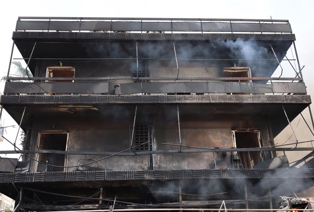 Τεράστια καταστροφή μετά τη φωτιά σε κατάστημα με ανταλλακτικά στο Ίλιον - Κάηκαν διαμερίσματα