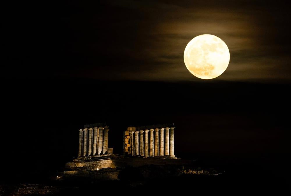 «Μάγεψε» η πανσέληνος του Μαΐου: Εντυπωσιακές εικόνες από τον ναό του Ποσειδώνα