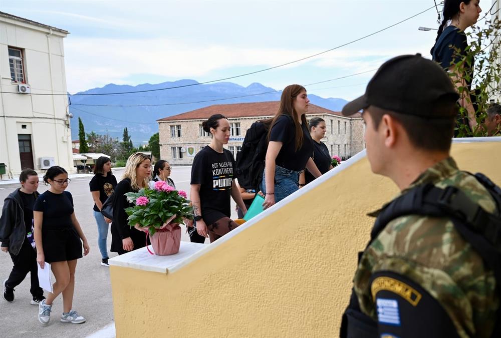 Ιστορική ημέρα για τις Ένοπλες Δυνάμεις: Παρουσιάστηκαν οι πρώτες γυναίκες που θα υπηρετήσουν στον ελληνικό στρατό