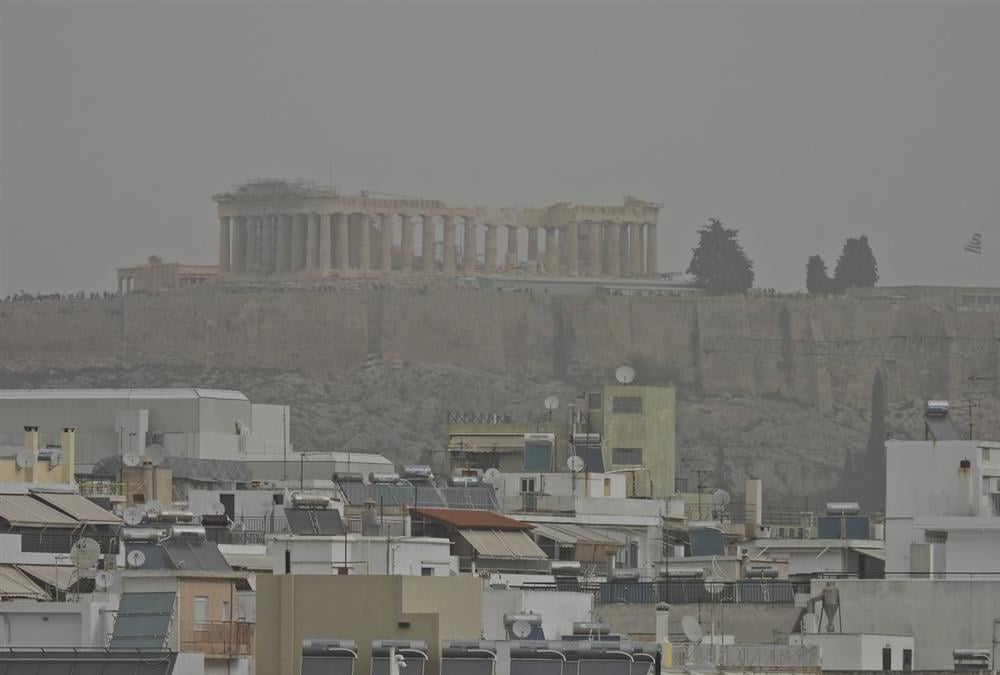 Η αφρικανική σκόνη «έπνιξε» τη χώρα - Εντυπωσιακές εικόνες από Αττική και Κρήτη
