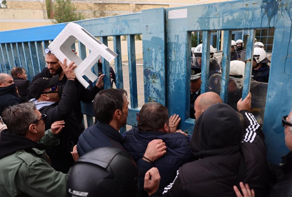 Ένταση στο υπουργείο Μεταφορών: Καρεκλοπόλεμος και χημικά μεταξύ οδηγών ταξί και ΕΛΑΣ