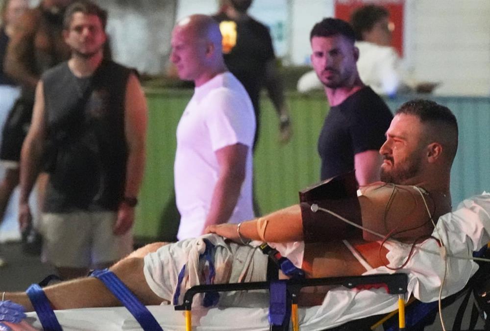 Παγκόσμιο σοκ από το μακελειό στο Σίδνεϊ σε παραλία - 16 νεκροί και δεκάδες τραυματίες (AP)