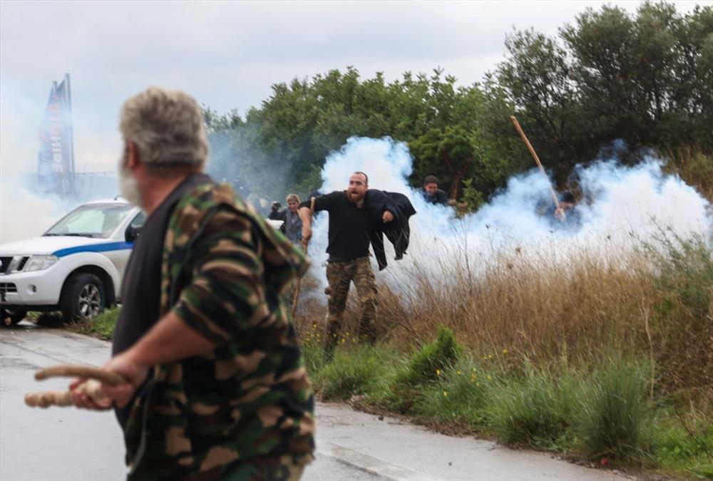 Έκρυθμη η κατάσταση στην Κρήτη: Κατάληψη από αγρότες στο αεροδρόμιο Ηρακλείου - Επεισόδια με χημικά στα Χανιά