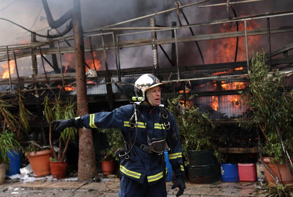 Τεράστια καταστροφή μετά τη φωτιά σε κατάστημα με ανταλλακτικά στο Ίλιον - Κάηκαν διαμερίσματα
