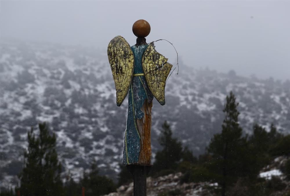 Λευκή η πρώτη μέρα της άνοιξης στην Πάρνηθα