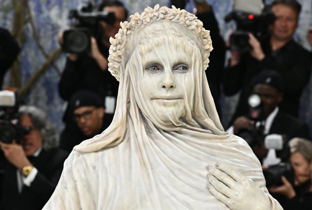 Met Gala 2026: Λάμψη, προκλήσεις και εντυπωσιακές επιστροφές στο κόκκινο χαλί