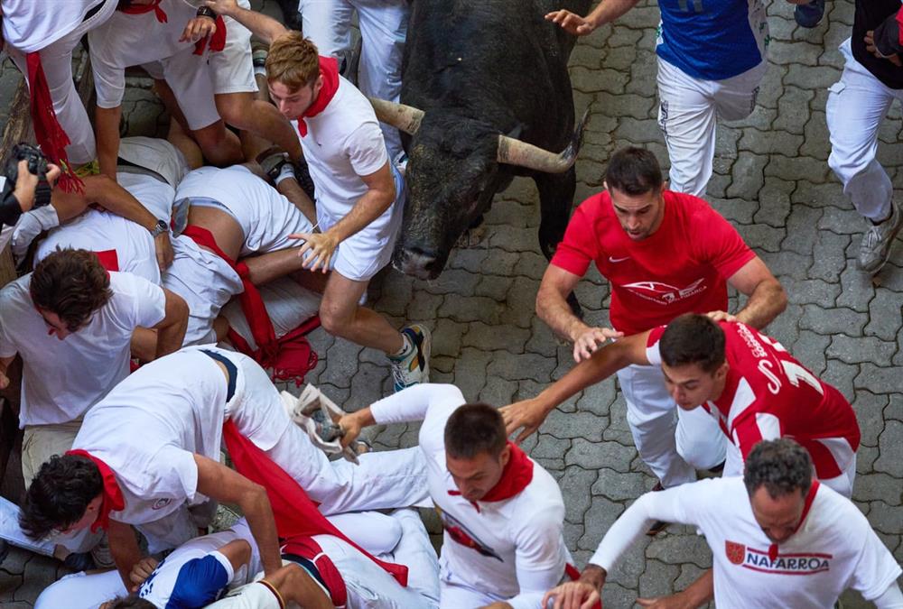 Πανικός σε φεστιβάλ στην Παμπλόνα - Ταύρος κάρφωσε δρομέα στο πρόσωπο