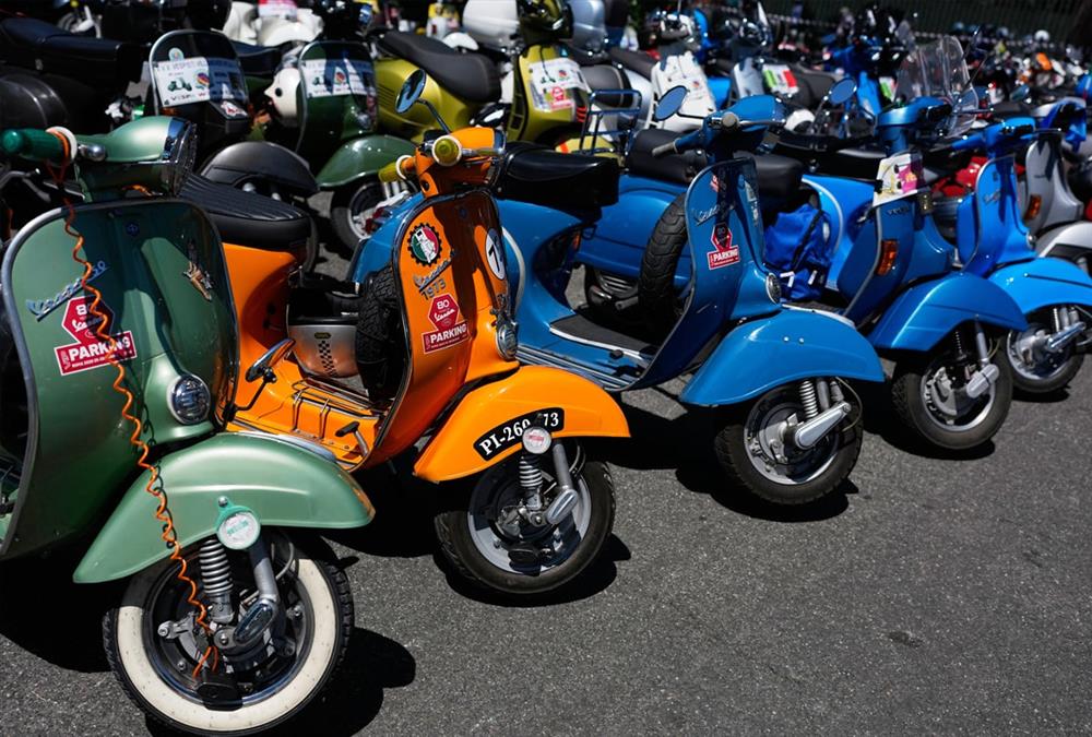 Χιλιάδες Βέσπες «τίμησαν» στο Κολοσσαίο τη χώρα που τις... γέννησε πριν από 80 χρόνια