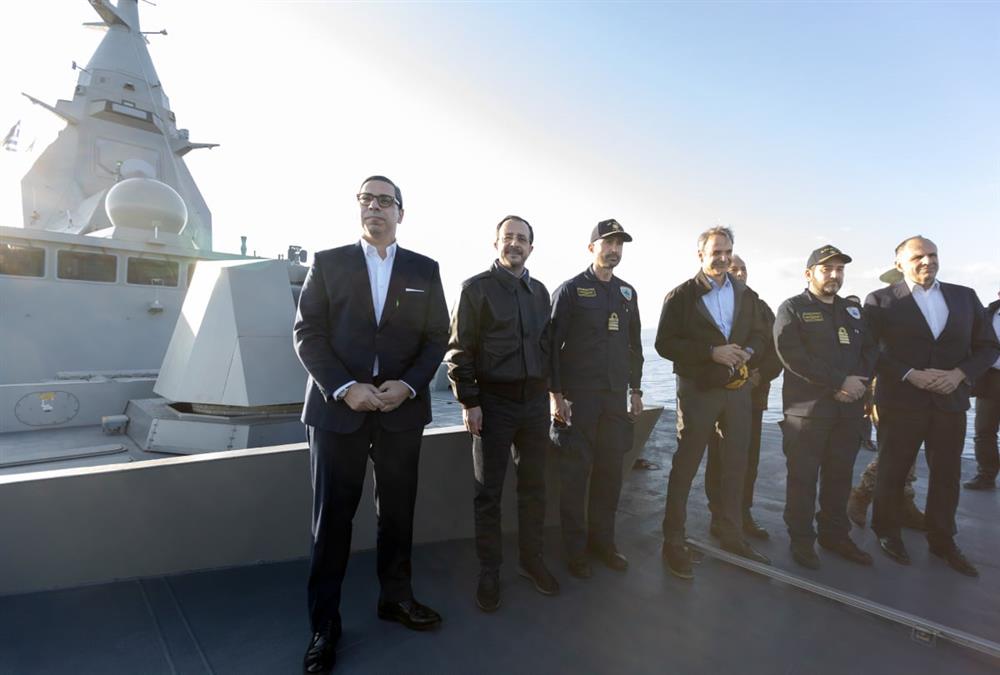 «Θα είμαστε εδώ όποτε χρειάζεται»: Στη Φρεγάτα «Κίμων» Μητσοτάκης και Χριστοδουλίδης