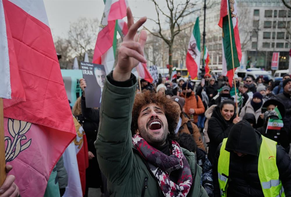 Στο πλευρό του ιρανικού λαού διαδηλωτές από όλο τον κόσμο - Συνεχίζεται η εκατόμβη νεκρών στην Τεχεράνη
