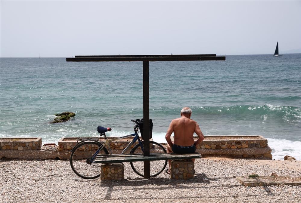 «Μύρισε» καλοκαίρι και οι Αθηναίοι ξεχύθηκαν στις παραλίες - Οι πρώτες βουτιές για μικρούς και μεγάλους