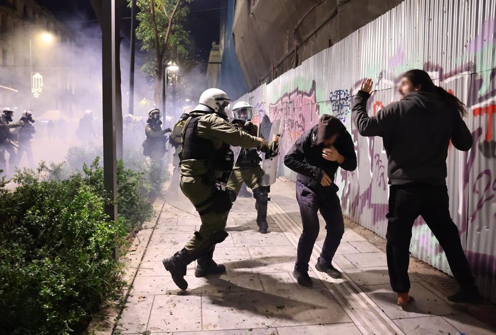 Όργιο αστυνομικής βίας σε άλλη μια πορεία για τον Αλέξη - Κι όμως, κόσμος έσπασε τον αποκλεισμό και τραγούδησε στο μνημείο