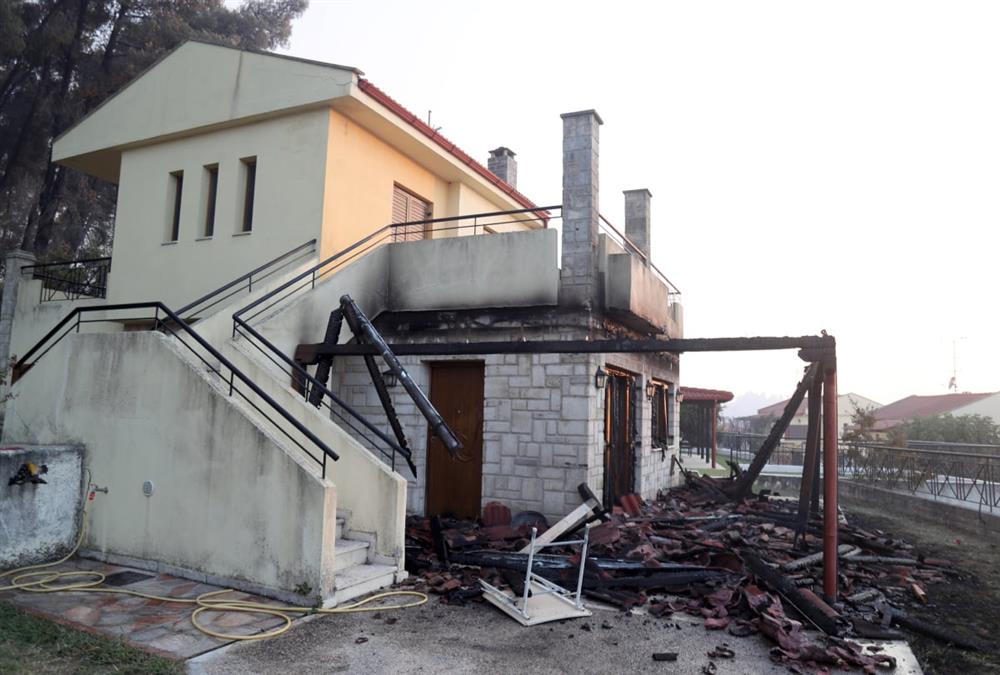 Εικόνες καταστροφής από τη φωτιά στη Χαλκιδική: Καμένα σπίτια και αυτοκίνητα