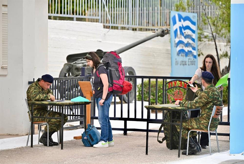 Ιστορική ημέρα για τις Ένοπλες Δυνάμεις: Παρουσιάστηκαν οι πρώτες γυναίκες που θα υπηρετήσουν στον ελληνικό στρατό
