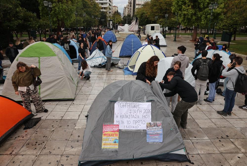 «Να σπουδάσουμε ή να επιβιώσουμε;»: Διαμαρτυρία φοιτητών στο Σύνταγμα για το στεγαστικό (ΙΝΤΙΜΕ)