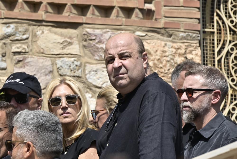Βαθιά θλίψη στο τελευταίο αντίο στον Γιώργο Μαζωνάκη
