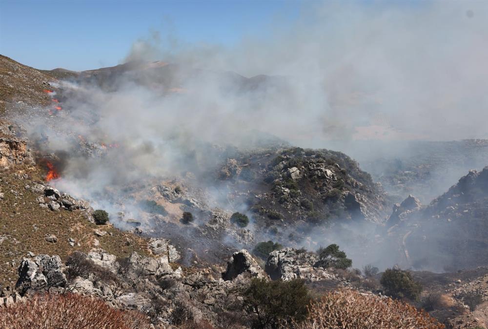 Δύσκολες ώρες στο Ρέθυμνο από τη μεγάλη φωτιά: Τραυματίστηκε ηλικιωμένος, αδύνατες οι ρίψεις νερού