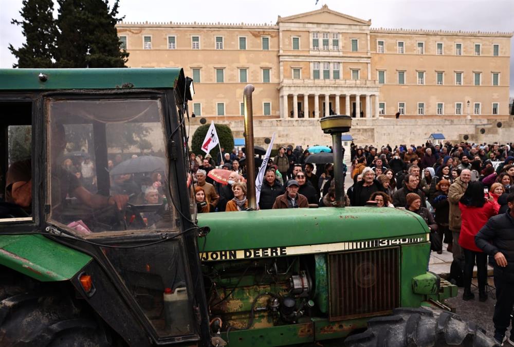 Απόβαση των αγροτών με τρακτέρ στο Σύνταγμα - «No farmers, no life»