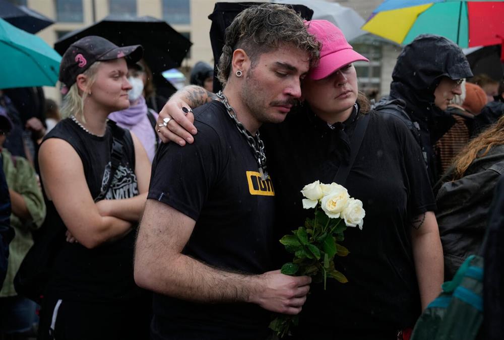 Θλίψη και «ποτέ ξανά» μετά την επίθεση στο Pride: Μεγάλη αγρυπνία στην Πύλη του Βραδεμβούργου