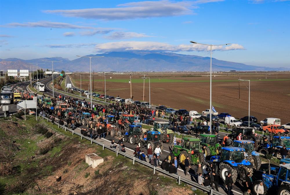 Ενισχυμένα και δυναμικά τα αγροτικά μπλόκα: Αποφασισμένοι οι αγρότες σε όλη τη χώρα