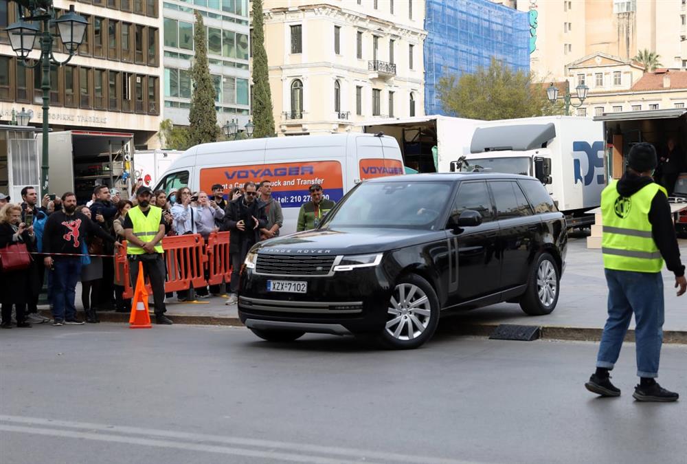 Η αποθέωση για τον Μπραντ Πιτ στην πλατεία Κοτζιά και το «hello guys» του διάσημου ηθοποιού