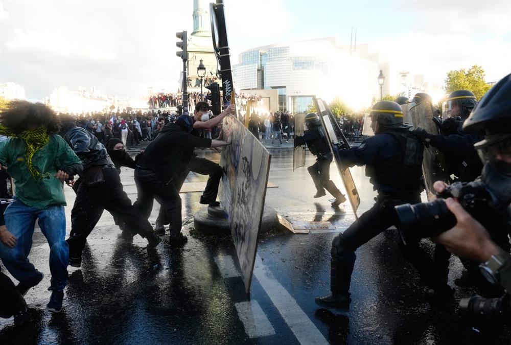 Μάχες μαθητών και αστυνομίας