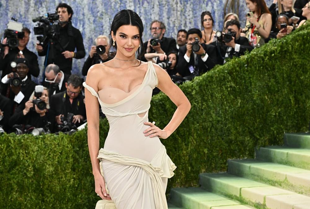 Met Gala 2026: Λάμψη, προκλήσεις και εντυπωσιακές επιστροφές στο κόκκινο χαλί