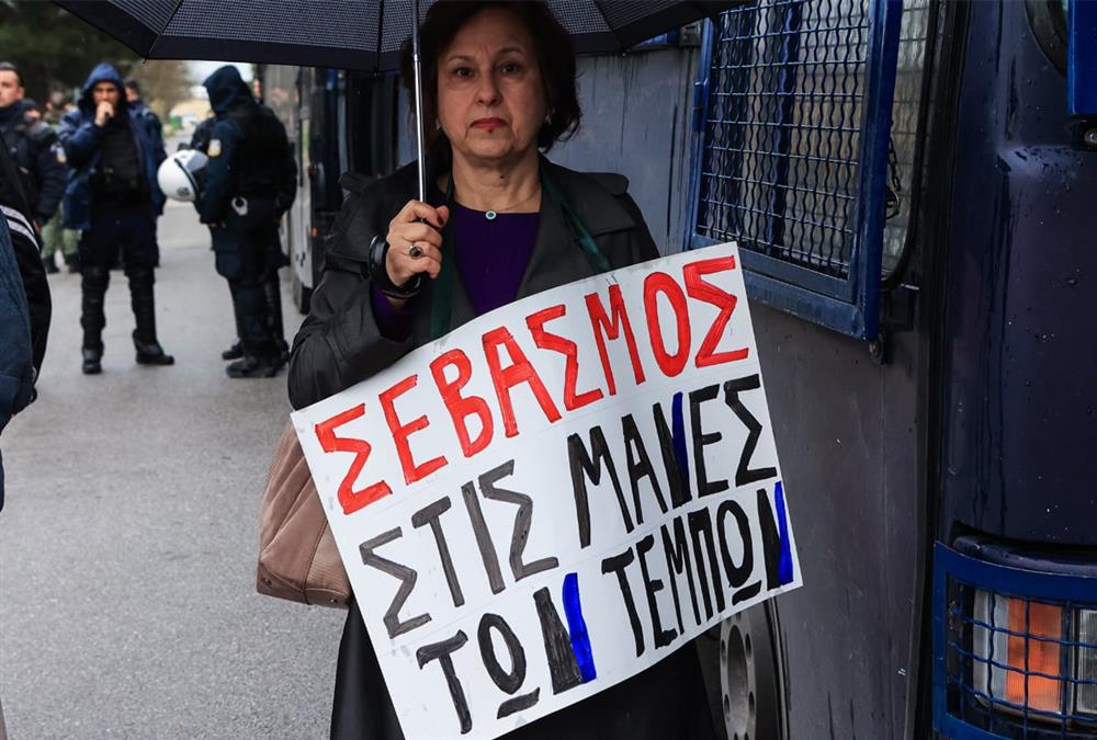 Οργή, ένταση και βαριές καταγγελίες συγγενών στη δεύτερη συνεδρίαση της δίκης των Τεμπών