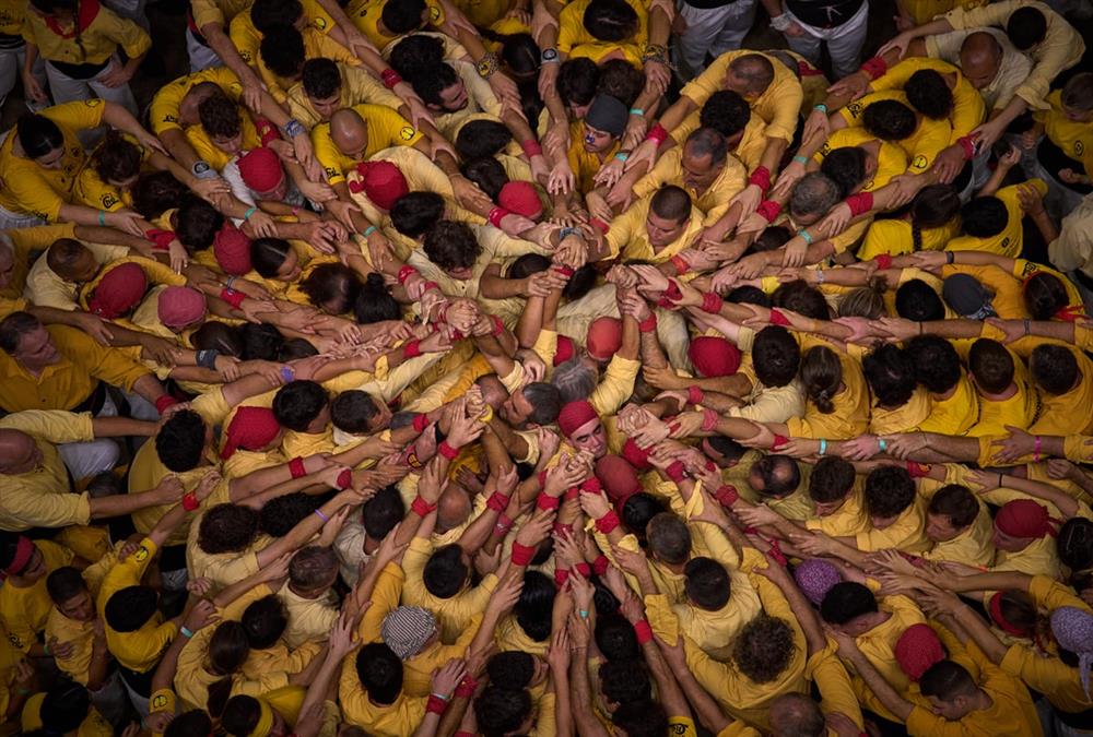 «Castells»: Οι ανθρώπινοι πύργοι της Καταλονίας και η δύναμη της συλλογικότητας