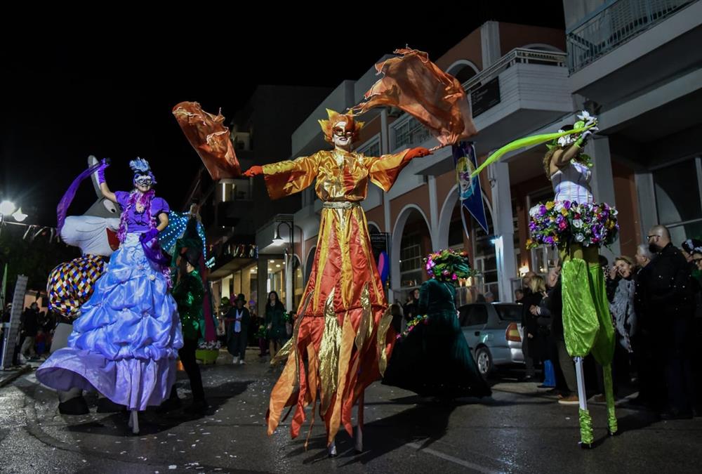 Ξυλοπόδαροι, νεράιδες και... άρωμα Βενετίας: Εντυπωσιακές εικόνες από το Καρναβάλι Γυναικών στην Πρέβεζα