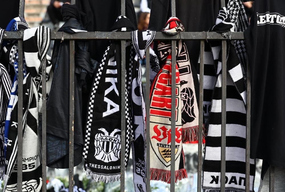 Συγκίνηση στην Τούμπα: Φίλοι του ΠΑΟΚ με λουλούδια, κασκόλ και πανό τιμούν τη μνήμη των «αετόπουλων»