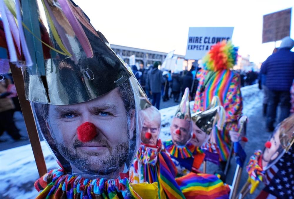 «Μισθωμένοι δολοφόνοι»: Χιλιάδες διαδηλωτές φώναξαν κατά της ICE στους δρόμους της Μινεάπολης