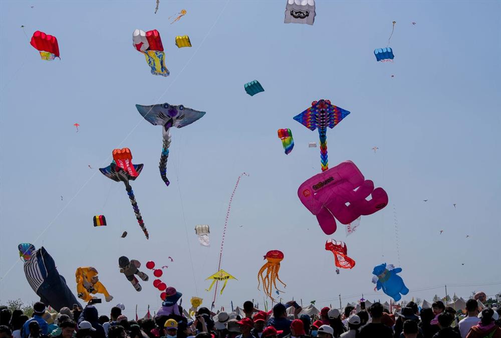 Γιορτή το Φεστιβάλ χαρταετού στην Κίνα: Ο ουρανός «πλημμύρισε» με χρώμα