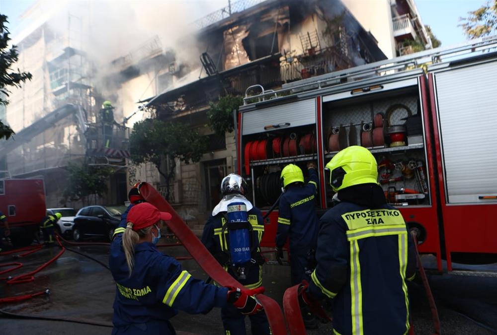 Συγκλονιστικές εικόνες από τη μεγάλη φωτιά σε διώροφο κτίριο στην Καλλιθέα