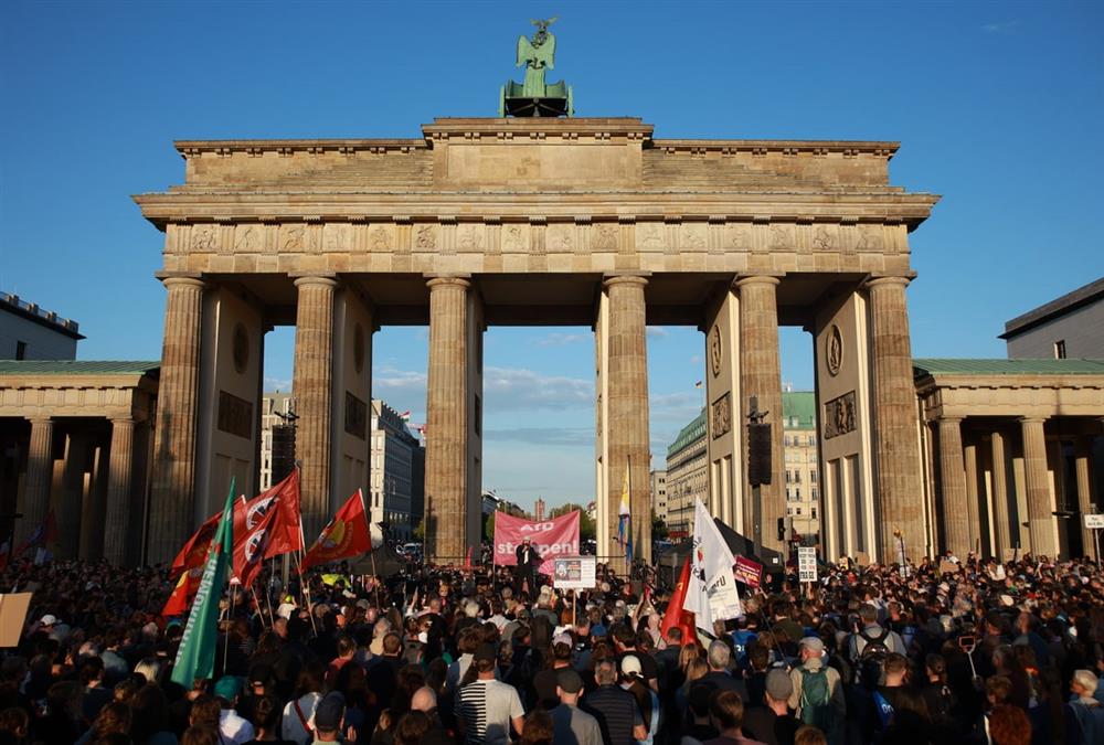 «Σταματήστε το AfD»: Χιλιάδες διαδηλωτές στους δρόμους του Βερολίνου κατά της νίκης της ακροδεξιάς
