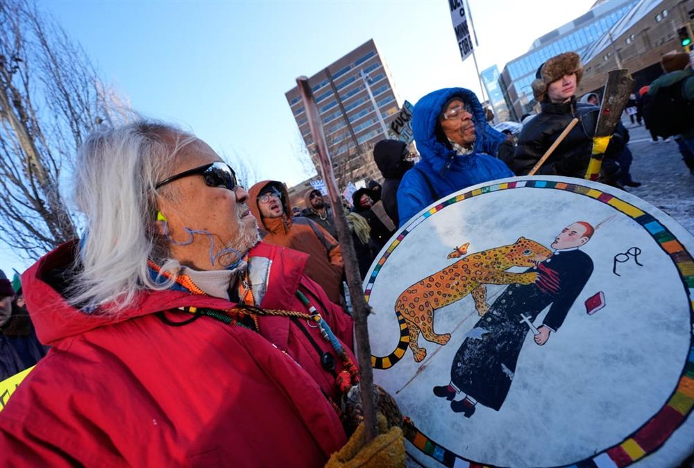«Μισθωμένοι δολοφόνοι»: Χιλιάδες διαδηλωτές φώναξαν κατά της ICE στους δρόμους της Μινεάπολης