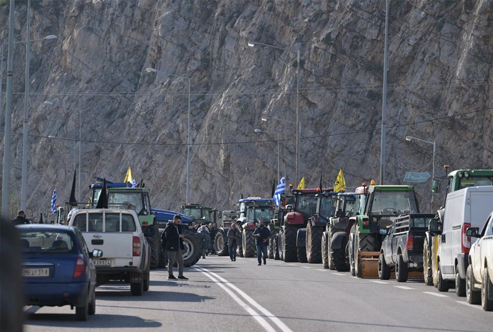 Αγροτικός ξεσηκωμός σε όλη τη χώρα - Επεκτείνονται τα μπλόκα, μεγαλώνει η ένταση