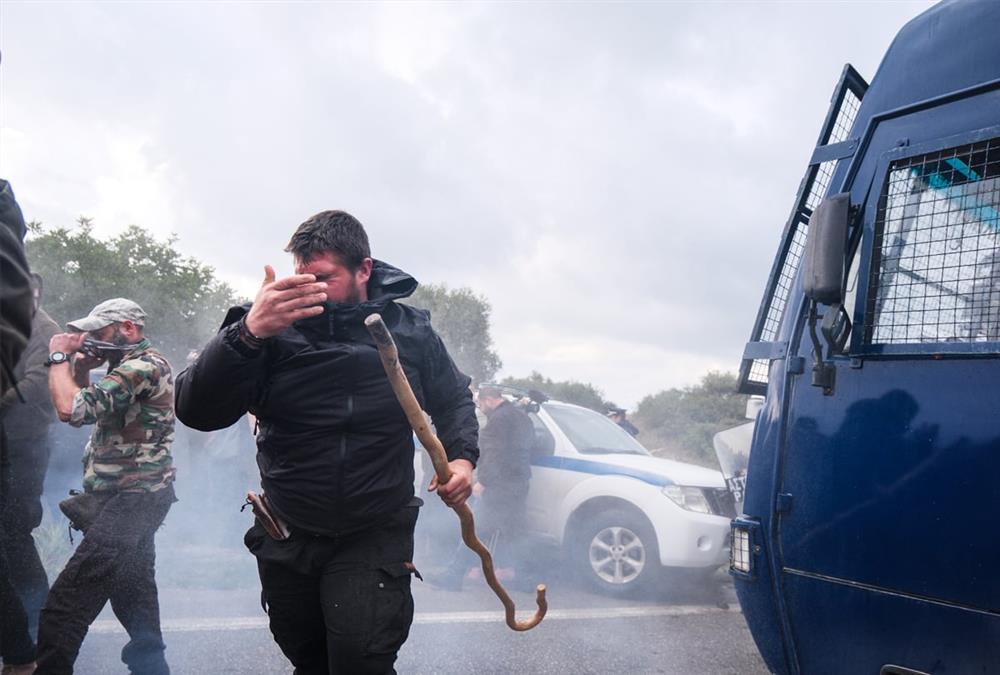 Έκρυθμη η κατάσταση στην Κρήτη: Κατάληψη από αγρότες στο αεροδρόμιο Ηρακλείου - Επεισόδια με χημικά στα Χανιά