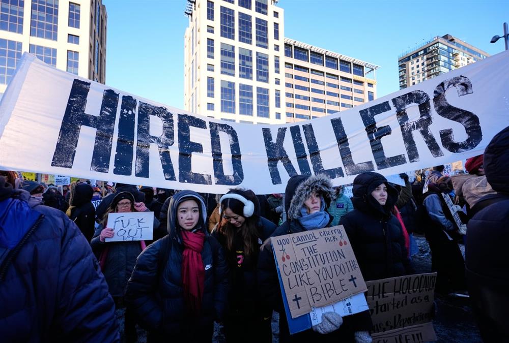 «Μισθωμένοι δολοφόνοι»: Χιλιάδες διαδηλωτές φώναξαν κατά της ICE στους δρόμους της Μινεάπολης