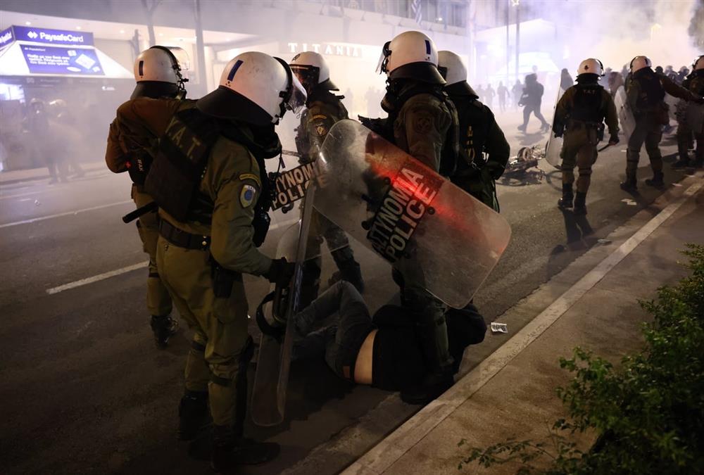 Όργιο αστυνομικής βίας σε άλλη μια πορεία για τον Αλέξη - Κι όμως, κόσμος έσπασε τον αποκλεισμό και τραγούδησε στο μνημείο