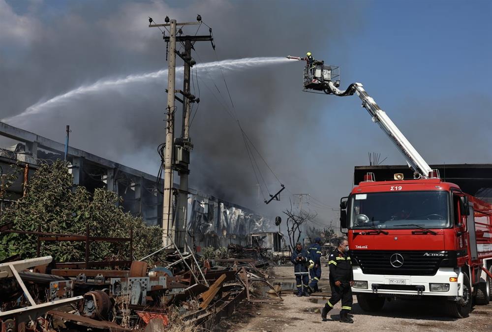 Φωτιά σε επιχείρηση στον Ασπρόπυργο: Εικόνες καταστροφής