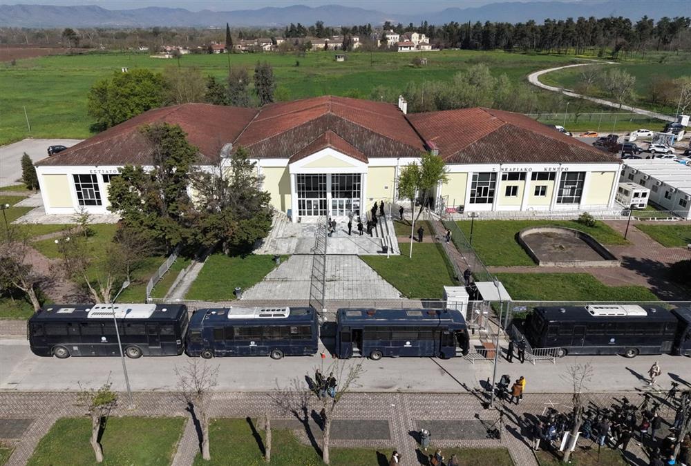 Δίκη για τα Τέμπη, 3η ημέρα: Ηχηρά μηνύματα για δικαιοσύνη και δικαίωση των οικογενειών των θυμάτων - Παρόντες και επιζήσαντες