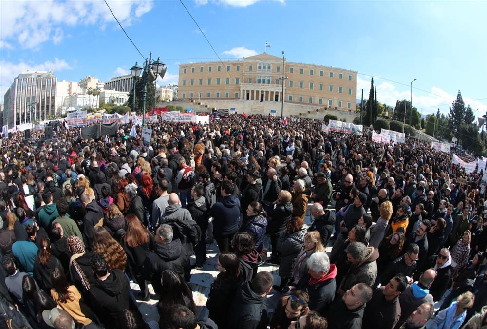 Τέμπη 3 χρόνια μετά: Μεγαλειώδης συγκέντρωση στο Σύνταγμα - Λαοθάλασσα με αίτημα για δικαιοσύνη