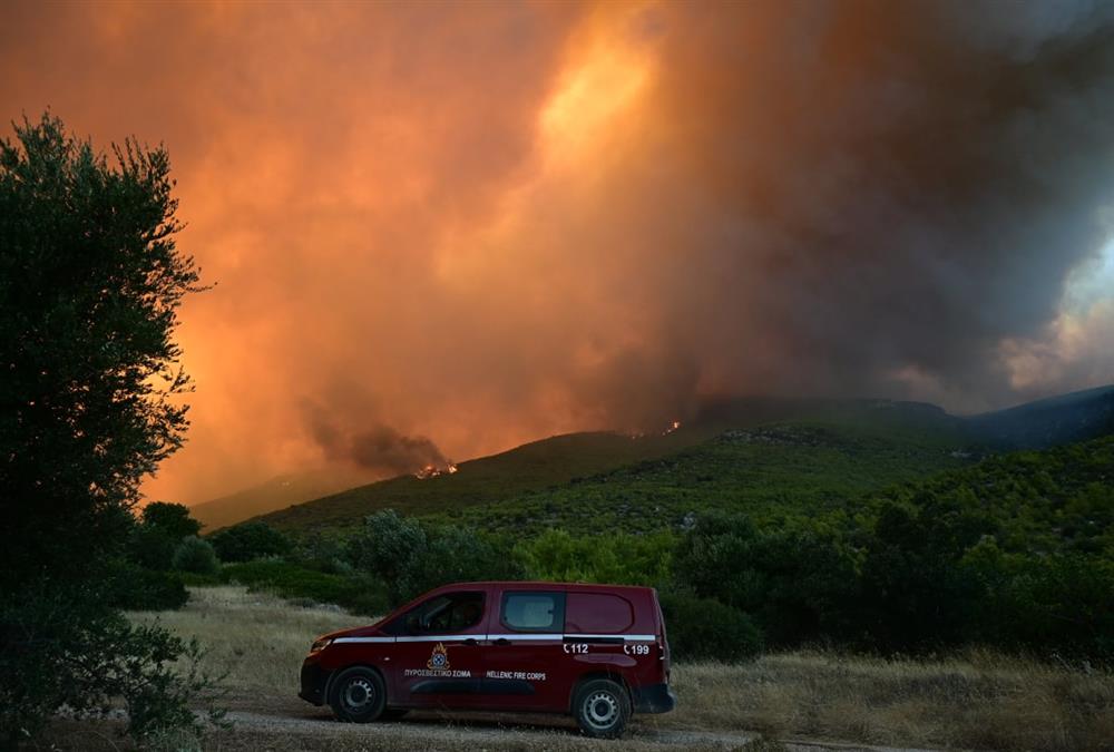 Πύρινος όλεθρος στο Πόρτο Γερμενό από τη μεγάλη φωτιά - Σκληρή μάχη με τις φλόγες