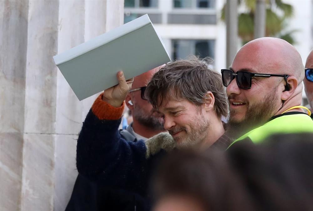 Η αποθέωση για τον Μπραντ Πιτ στην πλατεία Κοτζιά και το «hello guys» του διάσημου ηθοποιού