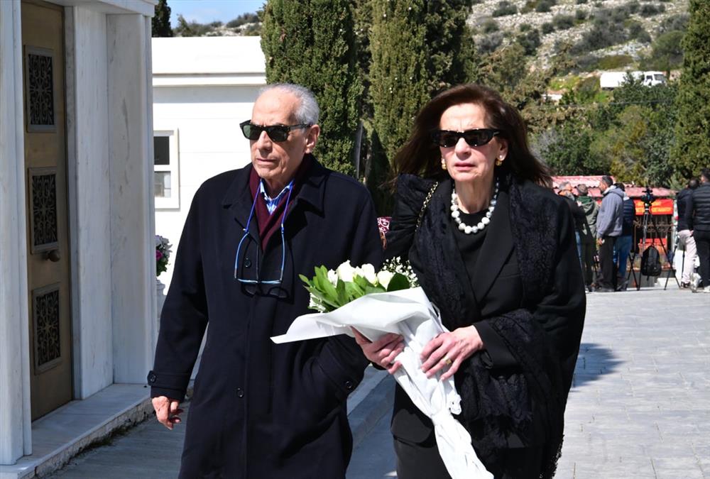 Το τελευταίο χειροκρότημα στον Γιώργο Μαρίνο - Σε κλίμα συγκίνησης η κηδεία του