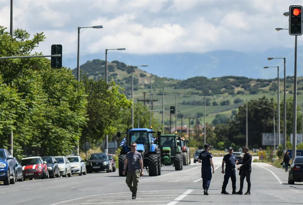 Ξανά στα μπλόκα με τα τρακτέρ οι αγρότες στις Σέρρες - Ένταση με τα ΜΑΤ