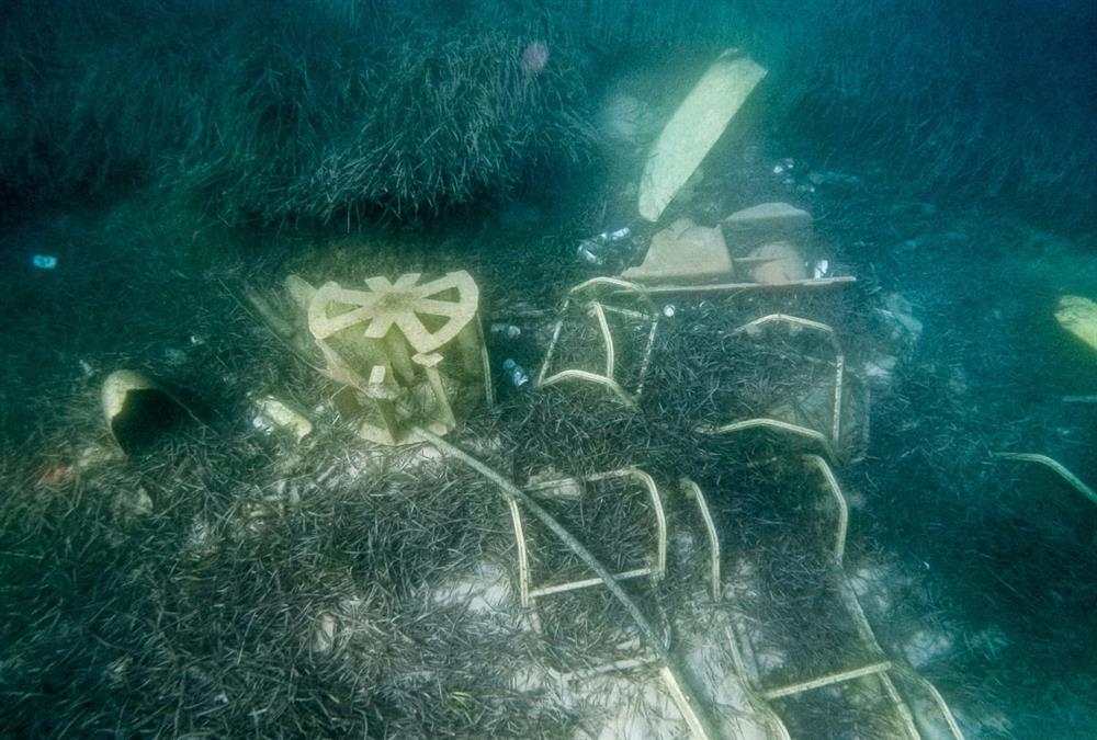 Έκαναν χωματερή τον βυθό της θάλασσας στην Κέρκυρα - Από ξαπλώστρες μέχρι καθίσματα